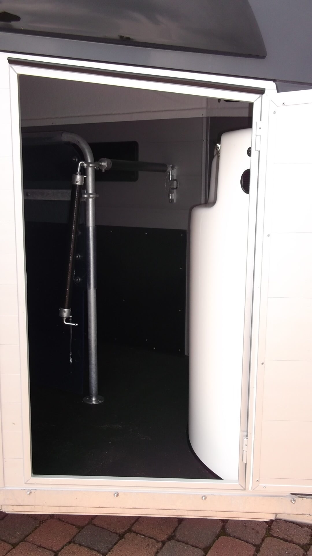 Pferdeanhänger, Careliner-Alu, 2.400 kg (Panoramascheibe) – Bild 8