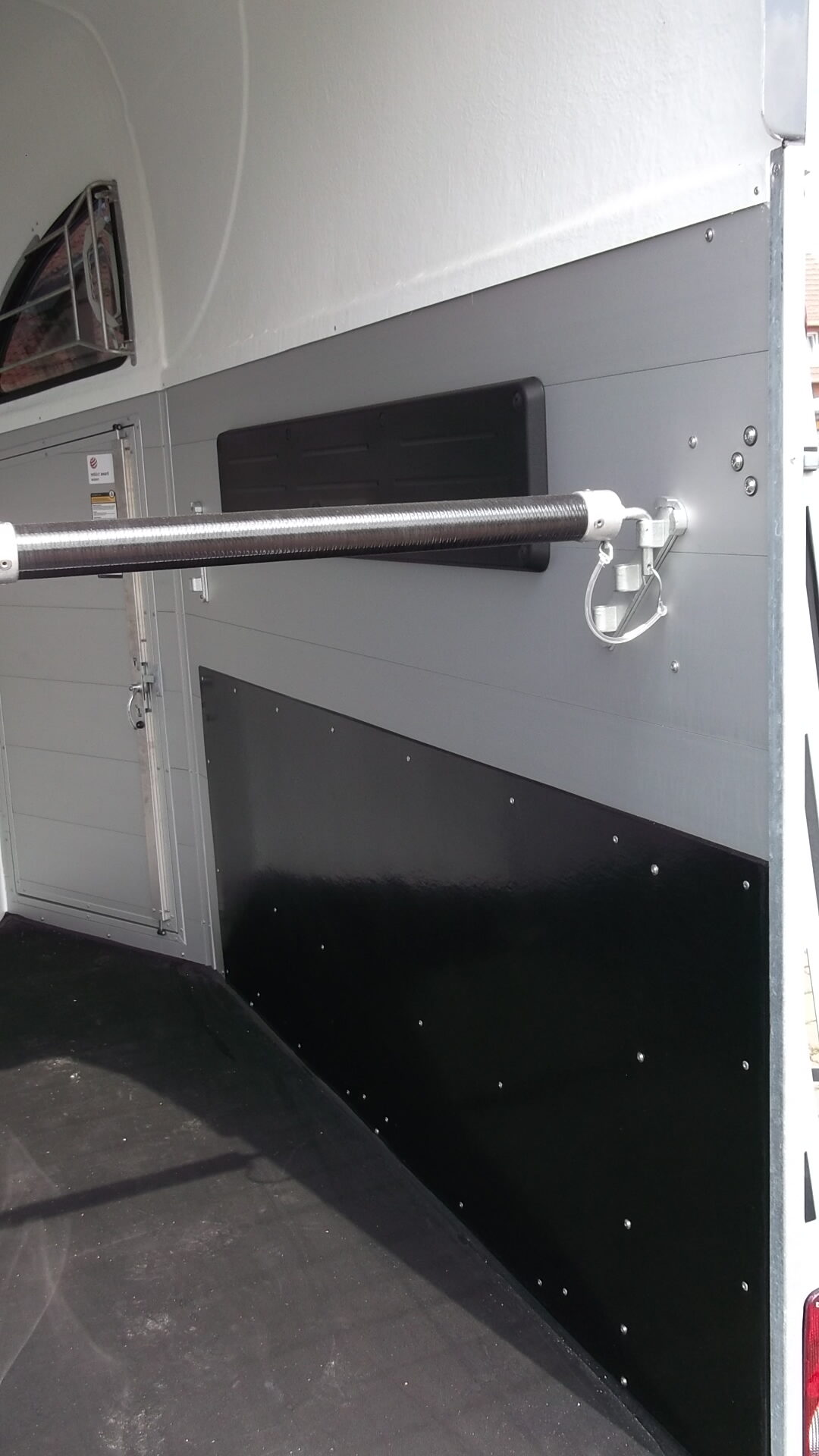 Pferdeanhänger, Careliner-Alu, 2.400 kg (Panoramascheibe) – Bild 11