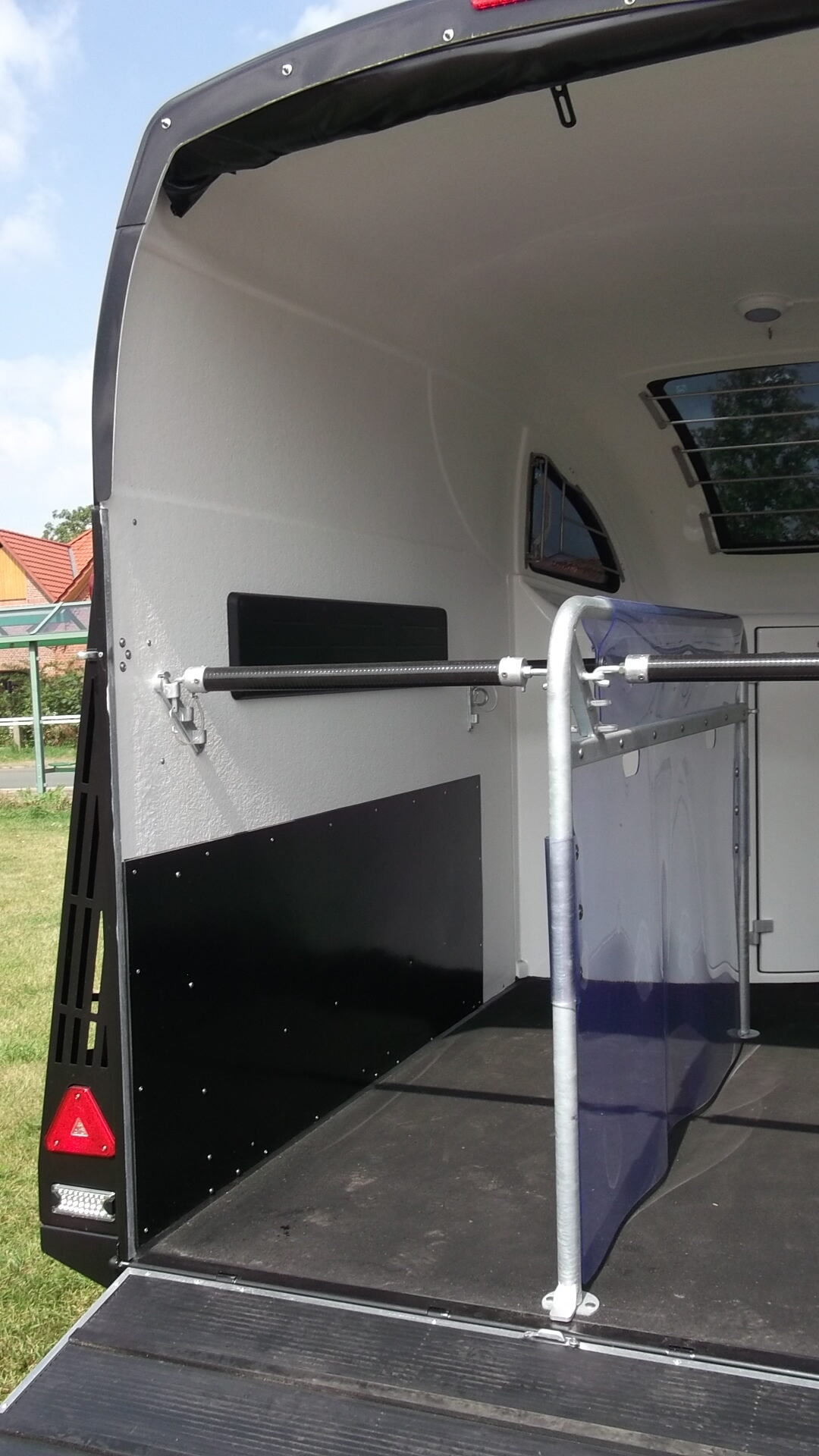 Pferdeanhänger, Careliner-L, 2.500 kg (viel Sonderzubehör) – Bild 10