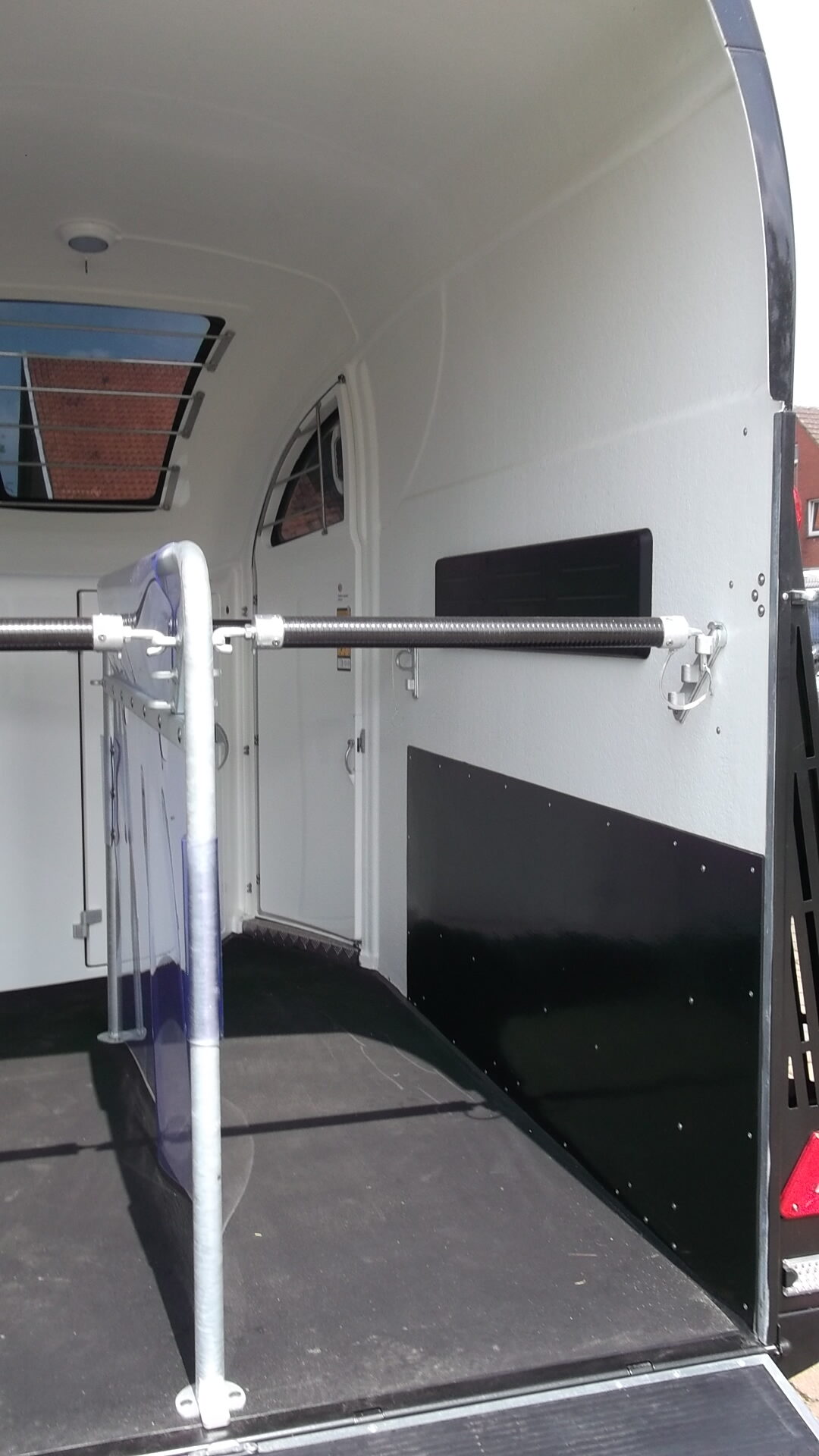 Pferdeanhänger, Careliner-L, 2.500 kg (viel Sonderzubehör) – Bild 11