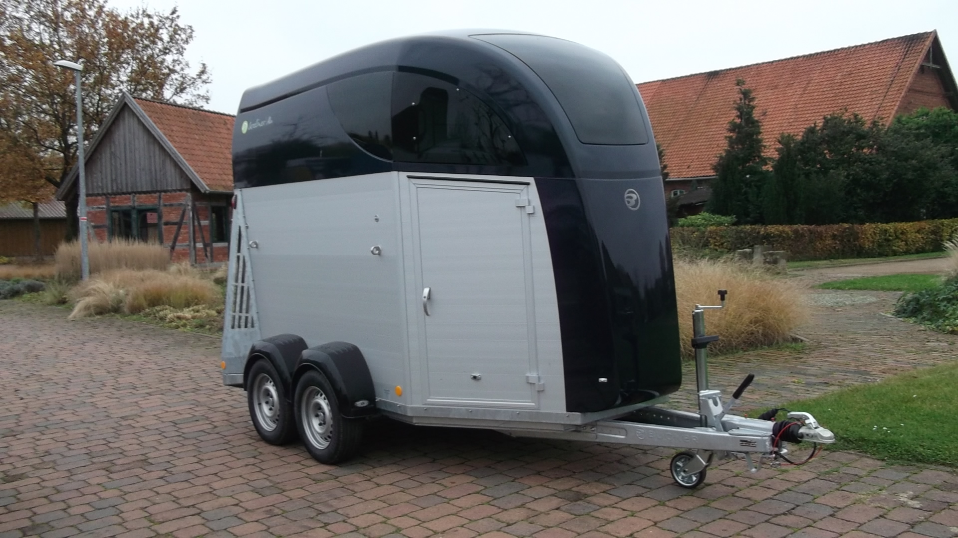 Pferdeanhänger, Careliner-Alu, 2.400 kg (Polyesterhaube und Bug Ocean metallic)