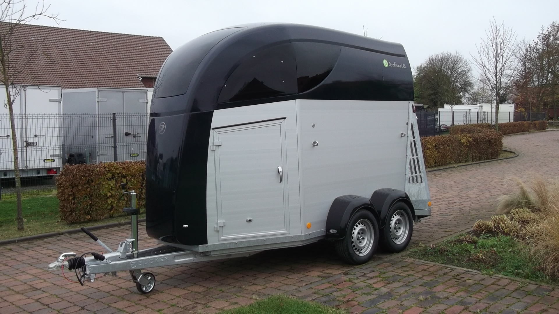 Pferdeanhänger, Careliner-Alu, 2.400 kg (Polyesterhaube und Bug Ocean metallic) – Bild 3