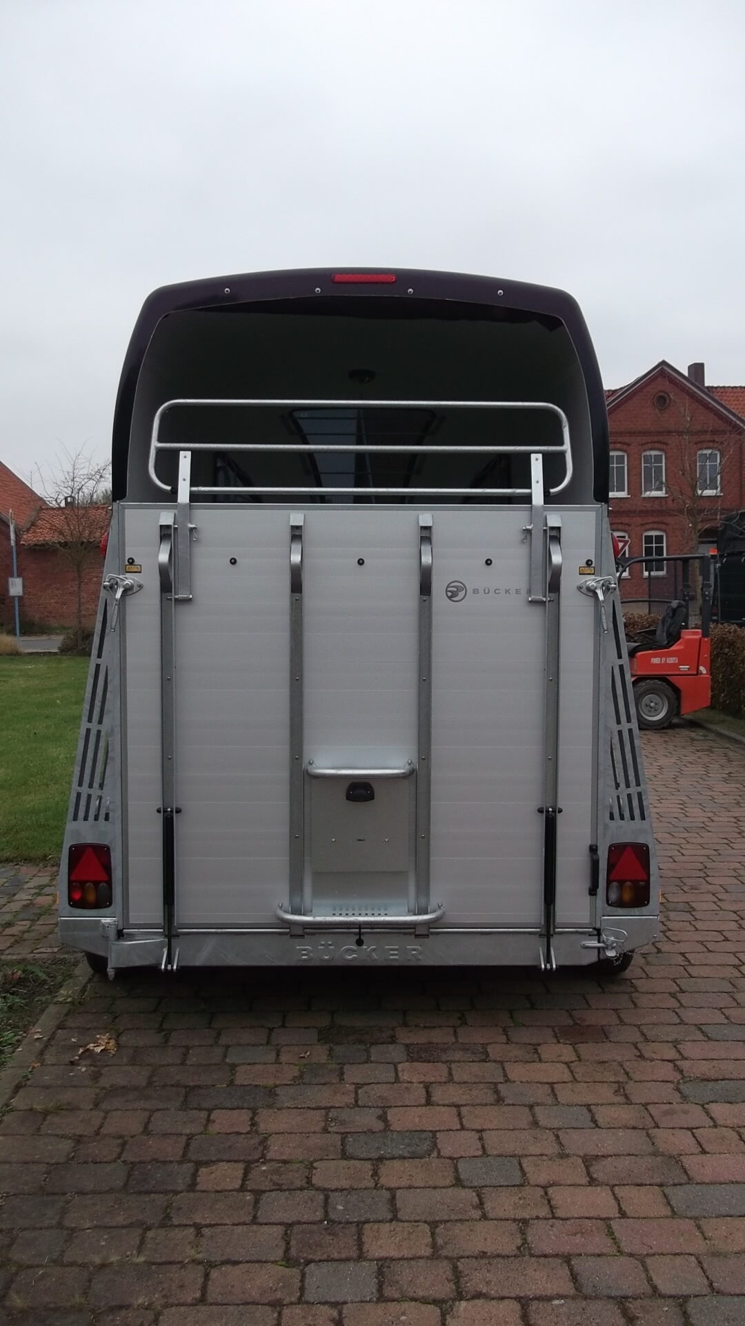 Pferdeanhänger, Careliner-Alu, 2.400 kg (Polyesterhaube und Bug Ocean metallic) – Bild 6