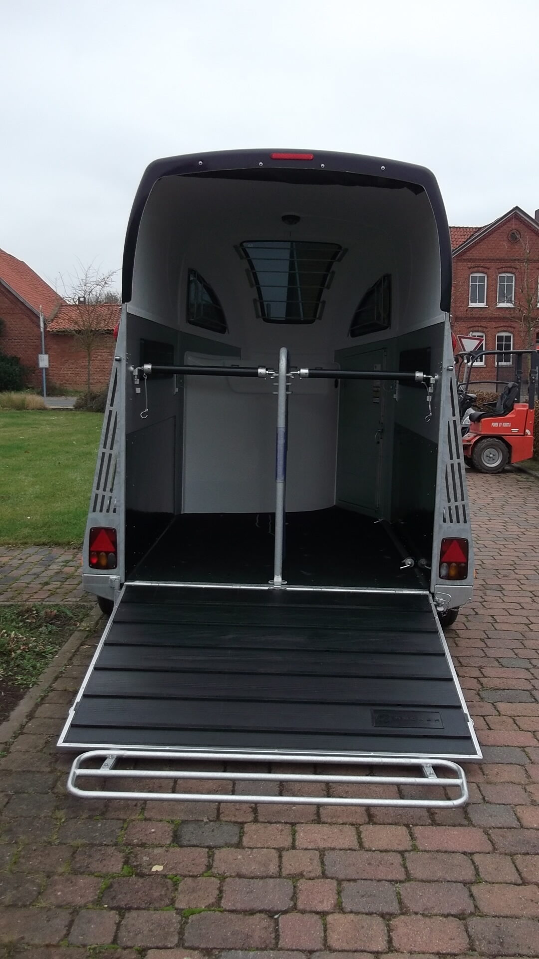 Pferdeanhänger, Careliner-Alu, 2.400 kg (Polyesterhaube und Bug Ocean metallic) – Bild 7