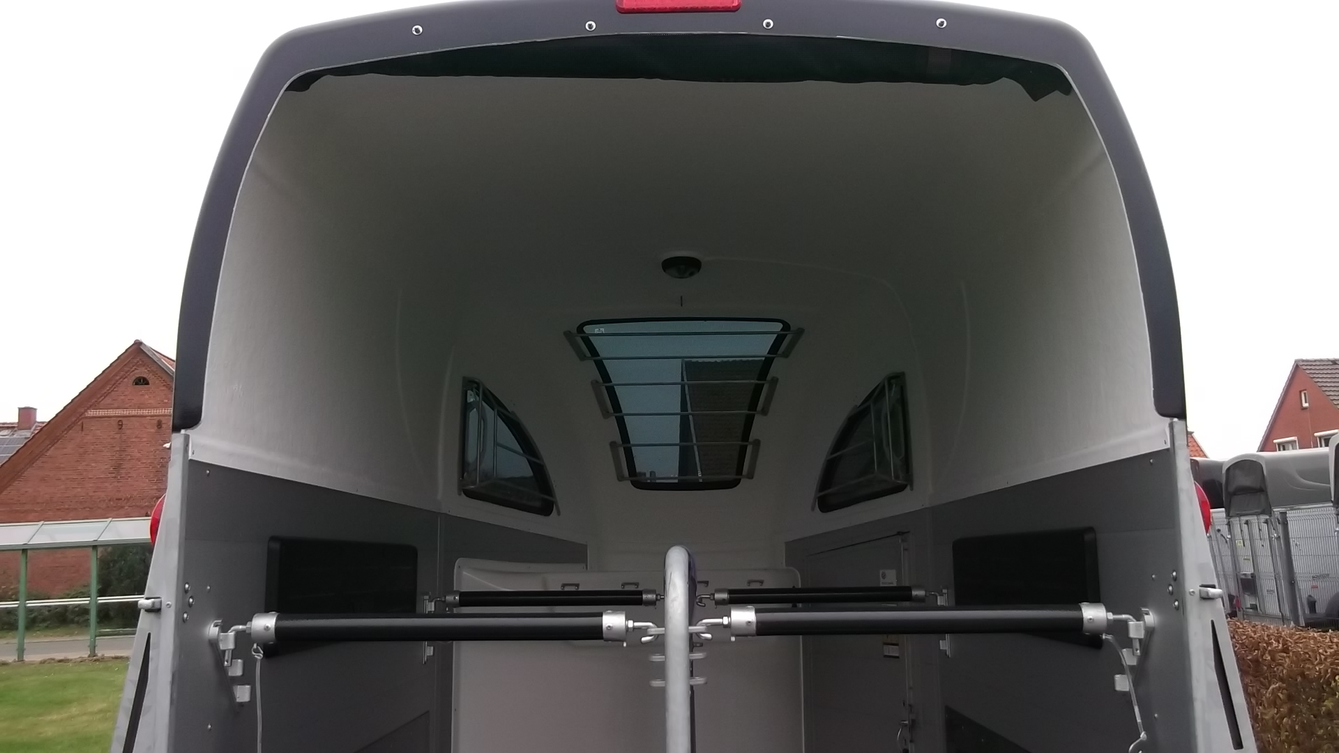 Pferdeanhänger, Careliner-Alu, 2.400 kg (Polyesterhaube und Bug Ocean metallic) – Bild 8