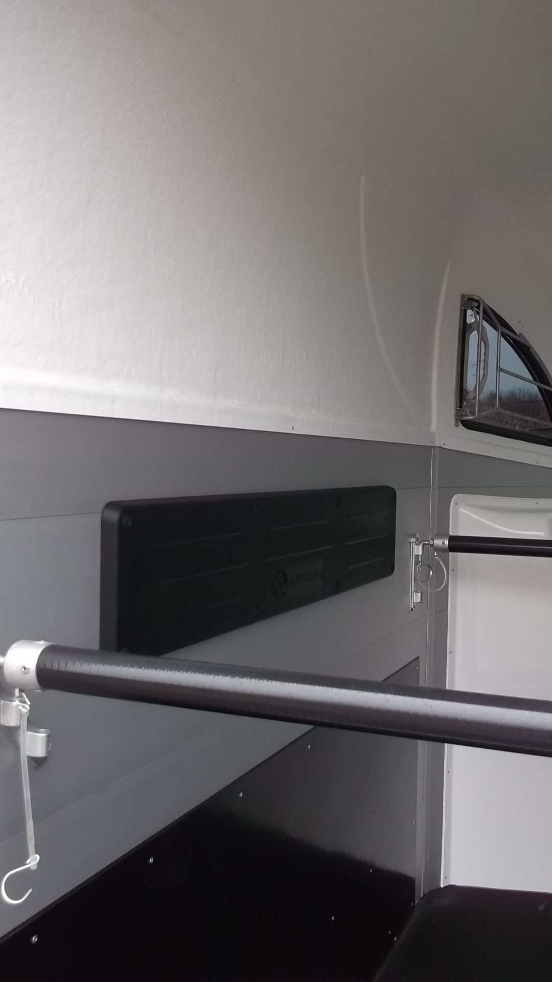 Pferdeanhänger, Careliner-Alu, 2.400 kg (Polyesterhaube und Bug Ocean metallic) – Bild 9