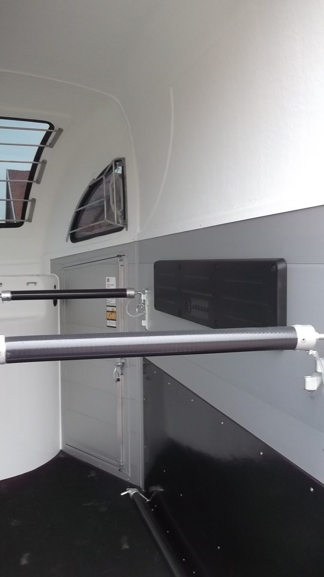 Pferdeanhänger, Careliner-Alu, 2.400 kg (Polyesterhaube und Bug Ocean metallic) – Bild 10
