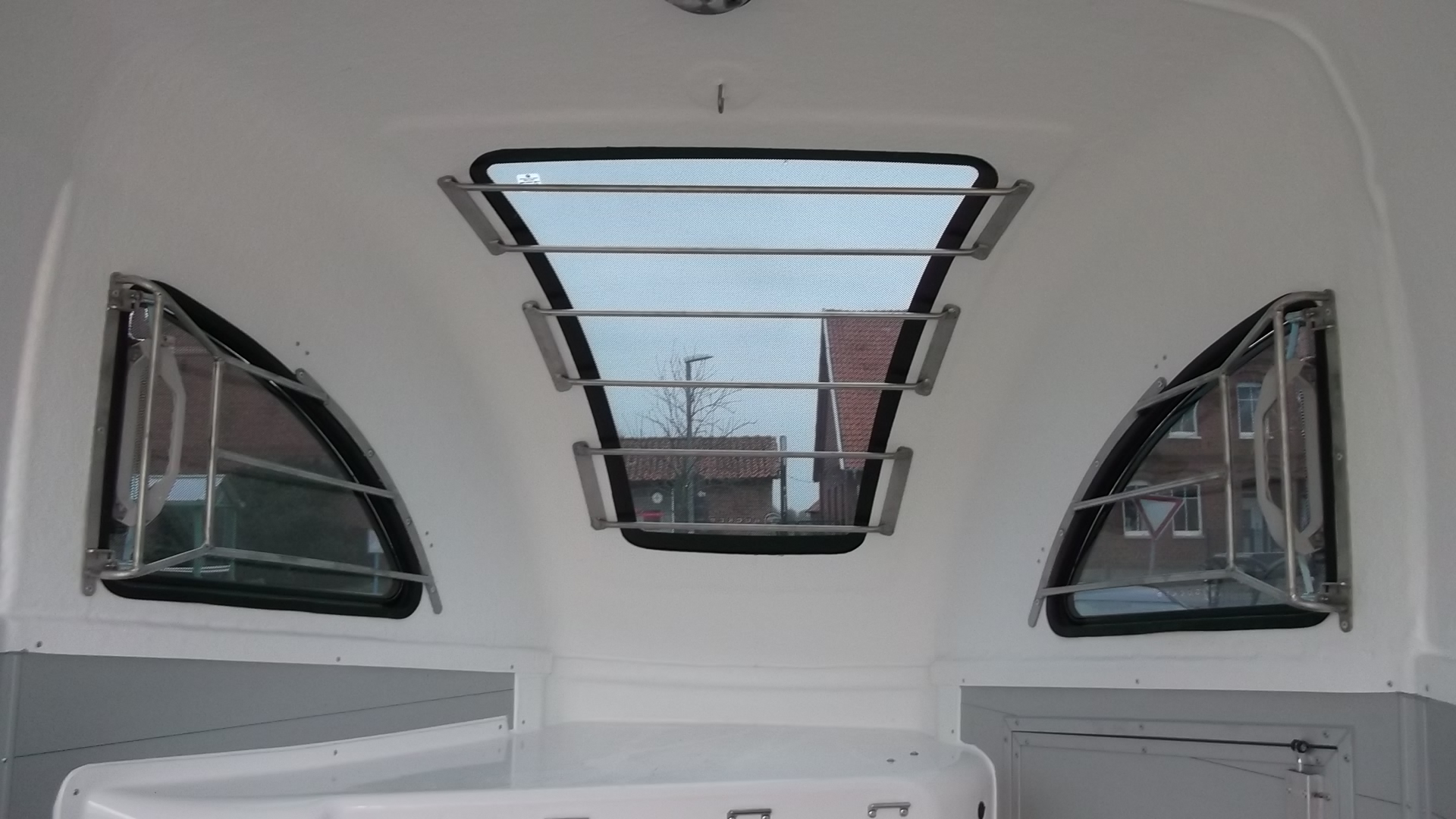 Pferdeanhänger, Careliner-Alu, 2.400 kg (Polyesterhaube und Bug Ocean metallic) – Bild 11